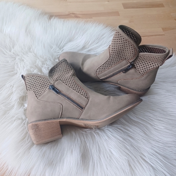 Pierre Dumas Shoes - {Pierre Dumas} Ankle Boots in Beige